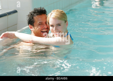 Jeune couple dans la piscine. Banque D'Images