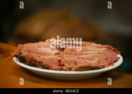 La viande fumée à Schwartz's Restaurant est célèbre à Montréal Canada Banque D'Images