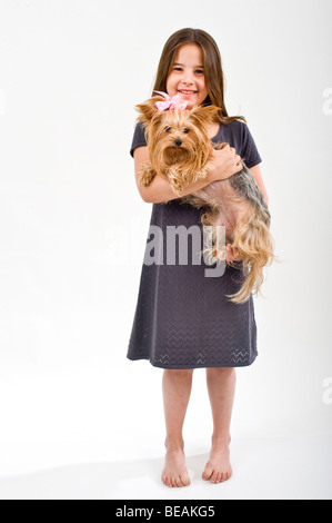 Jeune fille tenant un chien yorkshire terrier on white Banque D'Images