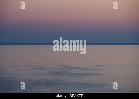 Petit bateau de pêche sur la mer Méditerranée au large de la Crète. La Grèce. Banque D'Images