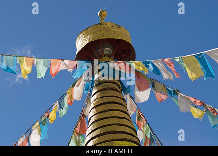 Sur prayerflags bouddhiste tibétain stupa. Monastère Rongbuk, région de l'Everest, Tibet Banque D'Images