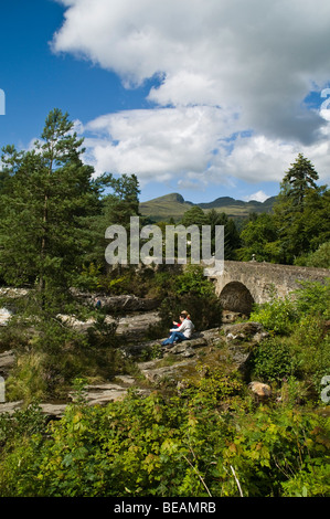 dh Falls of Dochart KILLIN STIRLINGSHIRE couple touristique surplombant la rivière Dochart et le pont touristes écosse paysage vacances campagne Banque D'Images