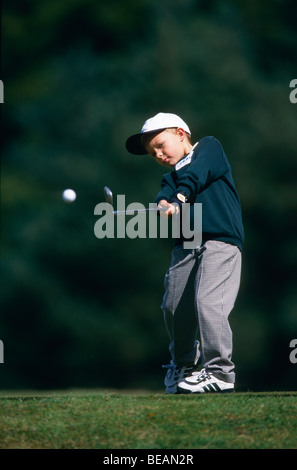 Golfeur Junior jouant fer du tee au cours de la compétition mini Banque D'Images