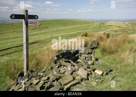 Un sentier de pierre meulière direction près de Sponds Hill à la nord-ouest vers Stockport et Manchester. Banque D'Images