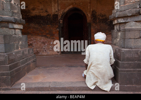 Musulman priant à Qadam Rasul mosquée de Gour dans État du Bengale-Occidental en Inde Banque D'Images