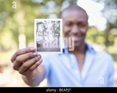 African man holding photograph Banque D'Images