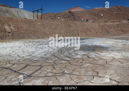 Résidus séchés d'une mine, Cerro Rico en arrière-plan , Potosi , Bolivie Banque D'Images