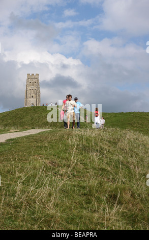 Somerset Glastonbury Tor touristes visiteurs sur le sentier menant à la tour en Septembre Banque D'Images