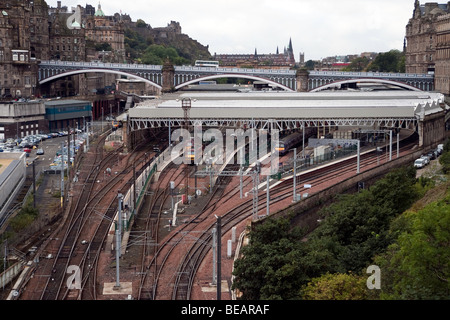 Vue d'Édimbourg, à l'ouest de la gare de Waverly avec North Bridge en arrière-plan Banque D'Images