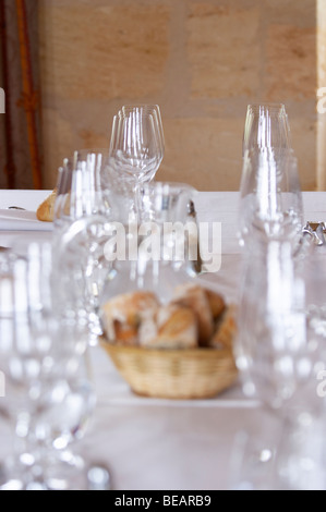 Set de table avec des verres de dégustation pain chateau la garde des Graves Bordeaux Pessac Léognan france Banque D'Images