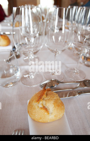 Set de table avec des verres de dégustation pain chateau la garde des Graves Bordeaux Pessac Léognan france Banque D'Images