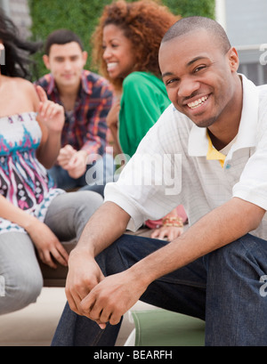 Smiling African man avec des amis en arrière-plan Banque D'Images