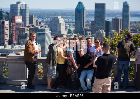 Posant pour une photo de groupe au Mont Royal à Montréal Canada Banque D'Images