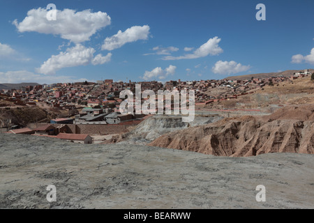 Résidus miniers provenant de mines voisines à la périphérie de Potosi, banlieue de la ville en arrière-plan, Bolivie Banque D'Images