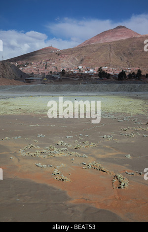 Résidus miniers provenant de mines voisines à la périphérie de la ville de Potosi, Cerro Rico en arrière-plan, Bolivie Banque D'Images