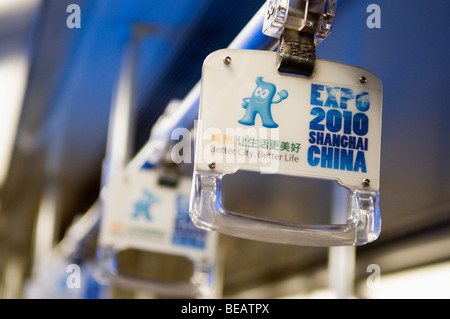 Part maintenir les attaches à l'intérieur d'une rame de métro de Shanghai Shanghai Expo 2010 la publicité, Chine Banque D'Images