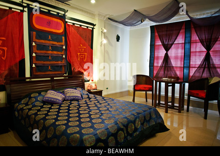 Cette suite de chambres de style balinais à la décoration traditionnelle cambodgienne est située dans un hôtel-boutique de Phnom Penh, au Cambodge, en Asie du Sud-est Banque D'Images