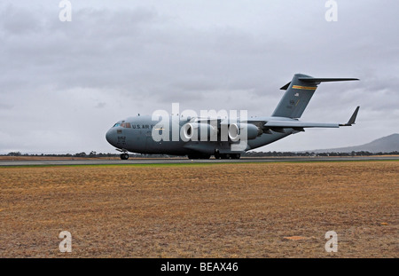 C-17 Globemaster III sur la piste d'avion de transport Banque D'Images