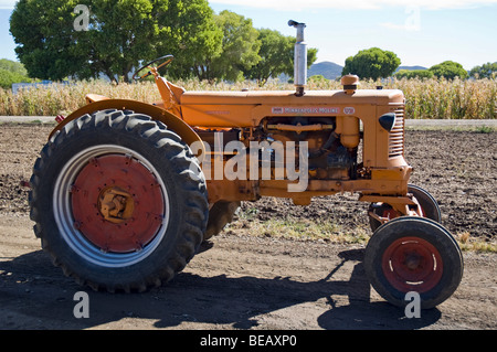 Un ancien tracteur Minneapolis Moline sur une ferme. Banque D'Images