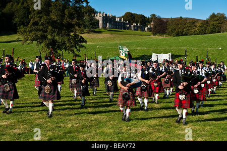 Pipes and Drums massés à la 'Muster' - Retrouvailles 2009 pour la collecte de clan à Clan Scott Bowhill House Selkirk Scotland Banque D'Images