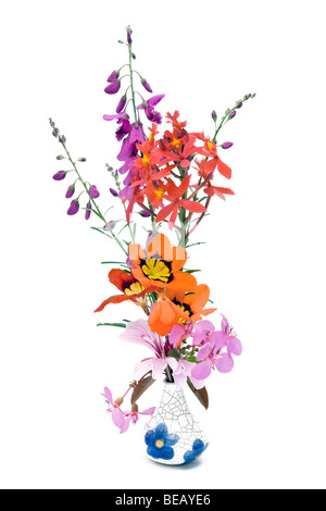 Printemps des Fleurs dans un vase bleu et blanc isolé sur fond blanc Banque D'Images