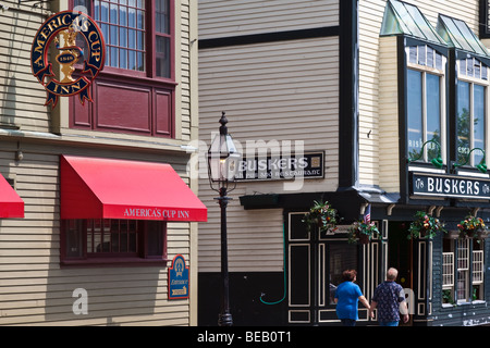 Inn et pub reflétant la navigation locale et patrimoine irlandais, on Thames Street dans le centre-ville de Newport, Rhode Island, États-Unis Banque D'Images