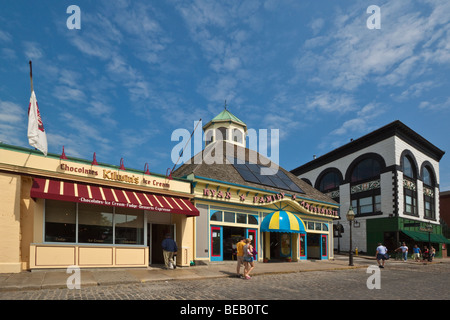 Magasins colorés et chaussée pavée qui sont caractéristiques de la rue Thames populaires dans la ville historique de Newport, Rhode Island, États-Unis Banque D'Images