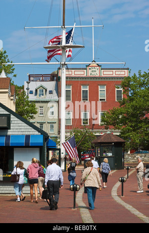 Bowen's Wharf est. En 1760 aujourd'hui un front de mer animé et au détail centre touristique sur le front de mer historique de Newport Rhode Island USA Banque D'Images