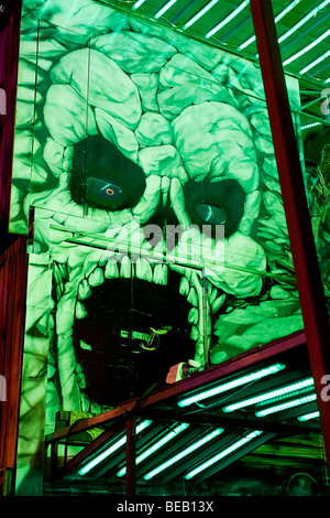 Portrait photographique d'une photo d'un crâne sur un champ de foire ghost train ride. Banque D'Images