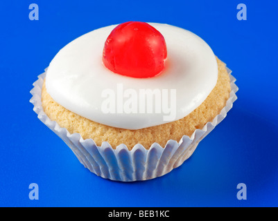 CUPCAKE cerise sur bleu Banque D'Images