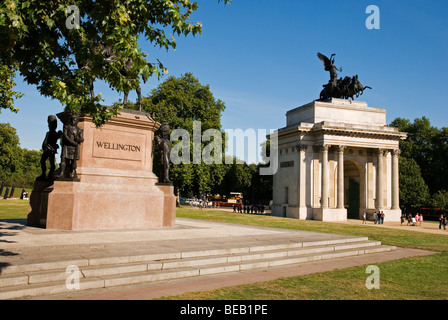 Statue du duc de Wellington et Wellington Arch, Hyde Park Corner London England UK Banque D'Images