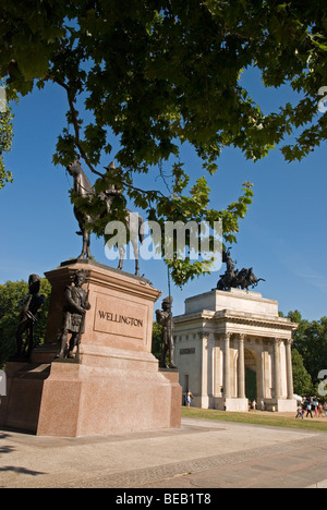 Statue du duc de Wellington et Wellington Arch derrière sur sunny day, Hyde Park Corner London England UK Banque D'Images