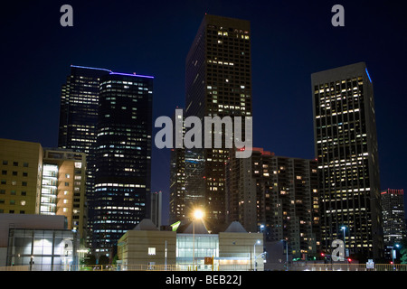 Les bâtiments éclairés la nuit dans une ville, Los Angeles, Californie, USA Banque D'Images