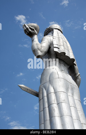 Aluminium monumentale statue de Kartlis Deda (mère de Géorgie) par Elgudja Amashukeli, surplombant Tbilissi Banque D'Images