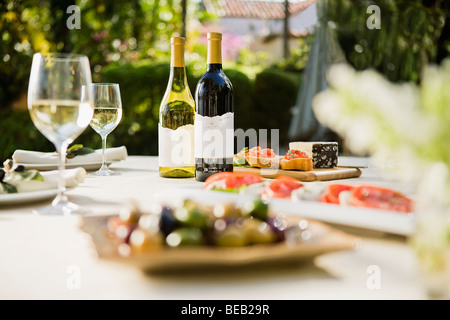Verres à vin avec des bouteilles de vin sur une table Banque D'Images