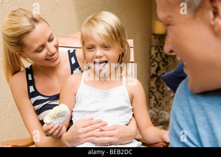 Girl eating a donut Banque D'Images