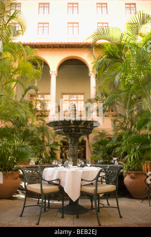 Des chaises et une table en face d'un hôtel, l'établissement Biltmore Hotel, Coral Gables, Florida, USA Banque D'Images