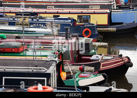Galgate, Lancashire, Angleterre, Royaume-Uni, Europe. Amarré dans le Lancaster narrowboats bassin du canal à partir de ci-dessus. Banque D'Images