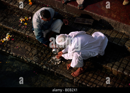 Inde, Uttarakhand, Haridwar, des gens donnant des offrandes au fleuve Gange Banque D'Images