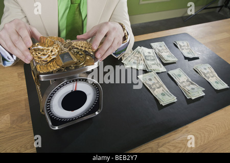 Bijoux en or pesant d'affaires Banque D'Images