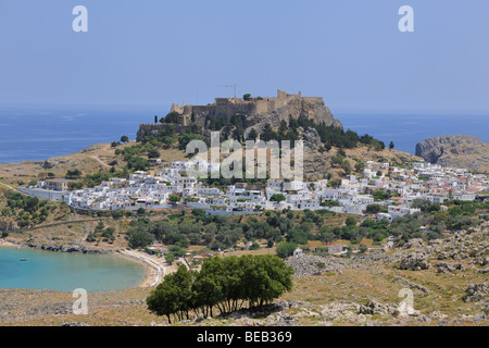 Vue sur le château des Chevaliers de Saint Jean et l'Acropole, Lindos, Rhodes, Grèce, Europe Banque D'Images