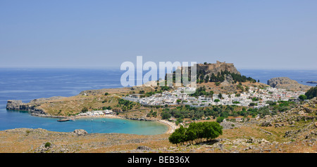 Vue sur le château des Chevaliers de Saint Jean et l'Acropole, Lindos, Rhodes, Grèce, Europe Banque D'Images