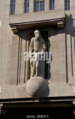 Prospero et Ariel statues sur BBC Broadcasting House, Londres, Angleterre, RU Banque D'Images