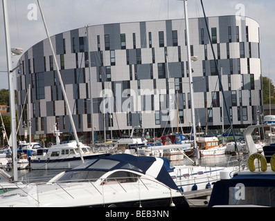 University Campus Suffolk construction, bateaux de plaisance, bassin à flot, Ipswich, Suffolk, Angleterre Banque D'Images