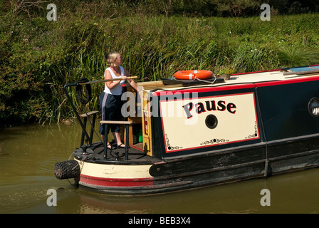 Direction d'une femme sur bateau étroit canal Kennet et Avon Banque D'Images