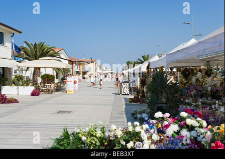 Les étals de marché le long de la promenade, Lido di Camaiore, Riviera toscane, Toscane, Italie Banque D'Images