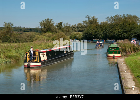 Direction d'une femme sur bateau étroit canal Kennet et Avon Banque D'Images