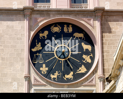 Signes de l'horloge astronomique de Zodiac le Planétarium Campanile Duomo Messina Sicile Italie Banque D'Images