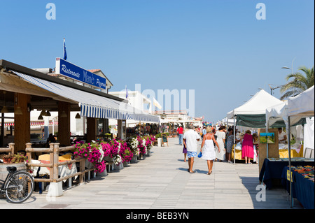 Les étals de marché et le restaurant le long de la promenade, Lido di Camaiore, Riviera toscane, Toscane, Italie Banque D'Images