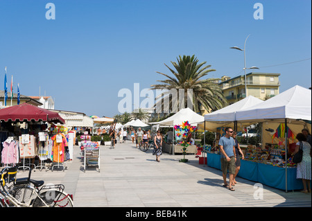 Les étals de marché le long de la promenade, Lido di Camaiore, Riviera toscane, Toscane, Italie Banque D'Images